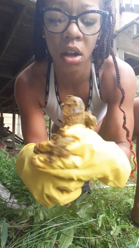 outside playing in poop and dildo. P1 - Ebony Ella [2024 | UltraHD/2K]