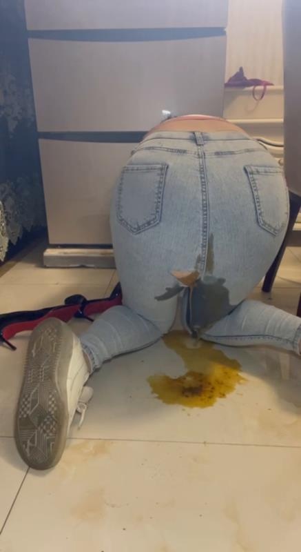 Diarrhea Without Taking Off Jeans, by Hot Chinese Woman. P1 [2025 | SD]