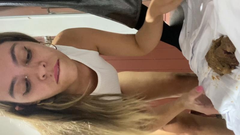 SHITTING in the dressing room of a clothing - ElleClarkScatQueen [2026 | UltraHD/4K]